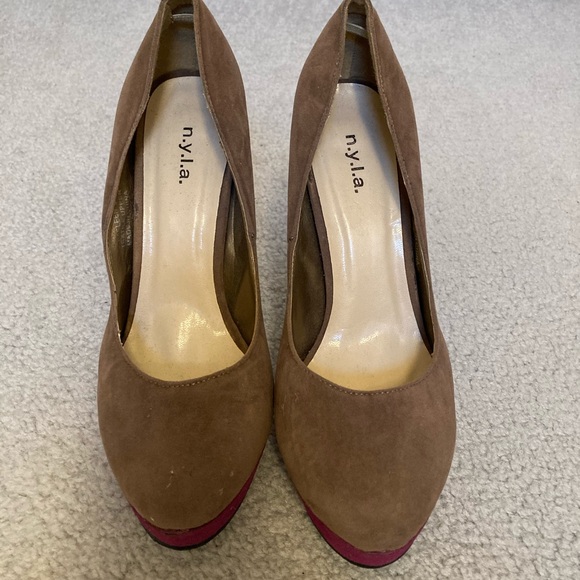 N Y L A suede platform pumps size 9 - Picture 7 of 10